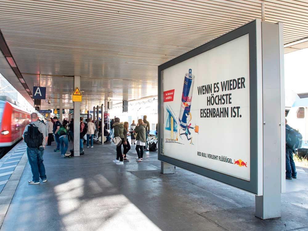 Plakatwerbung am Bahnhof